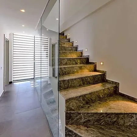Sleeps 8 With Pool And Air Con *