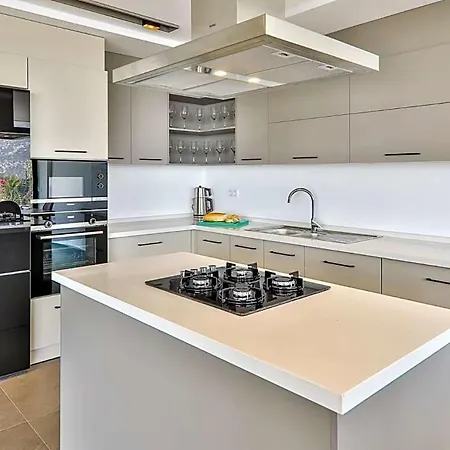 Sleeps 8 With Pool And Air Con