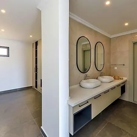 Βίλα Sleeps 8 With Pool And Air Con Καλκάν