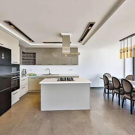 Sleeps 8 With Pool And Air Con